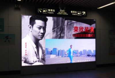罗中旭新歌MV片段霸屏上海地铁 推广“