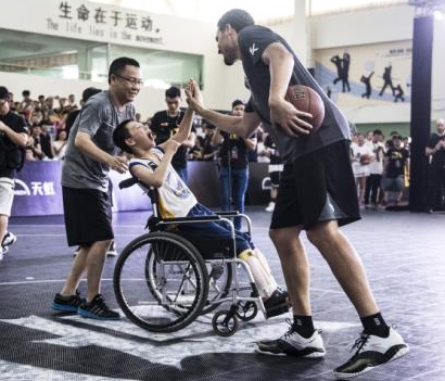 最幸福的助攻！汤普森深圳守护梦想的