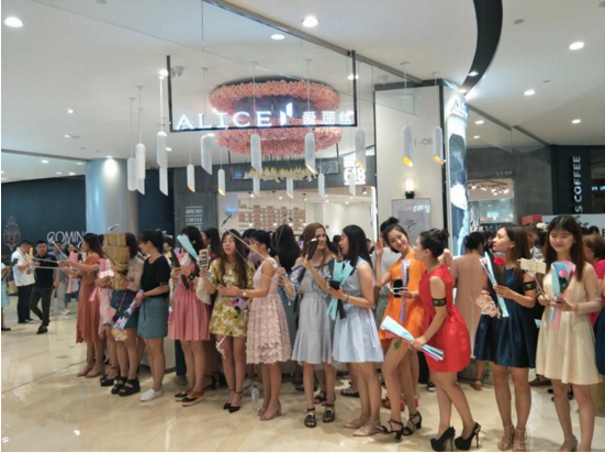 这家国际设计师品牌店开业竟然人气爆
