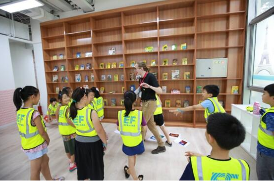 英孚青少儿英语语言运用俱乐部带学员