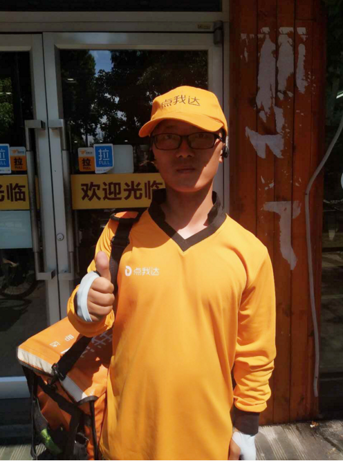 宁波点我达骑手做义工 送清凉高温工作