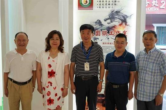 邱峻围棋工作室挂牌燎原双语，高端素