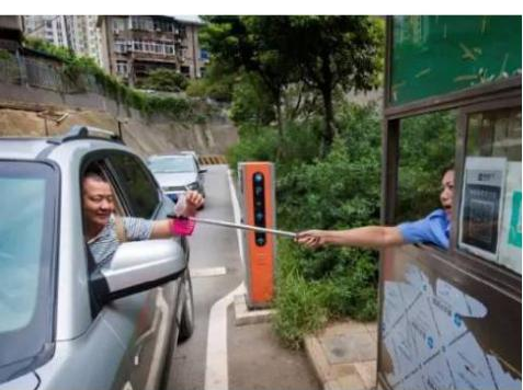 女收费员自制“收钱神器”笑哭司机