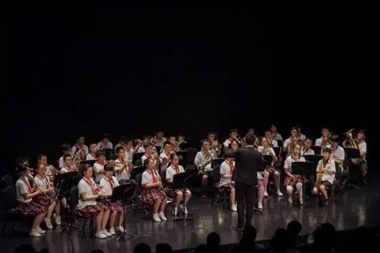 音乐与爱心同行，艺术与梦想相伴
